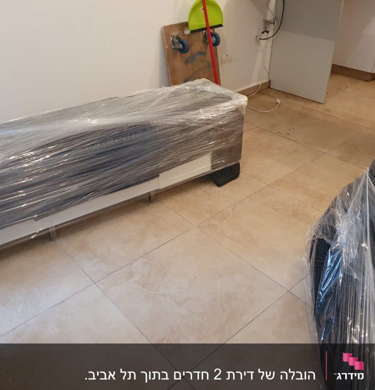 רהיטים עטופים בניילון לקראת מעבר דירה